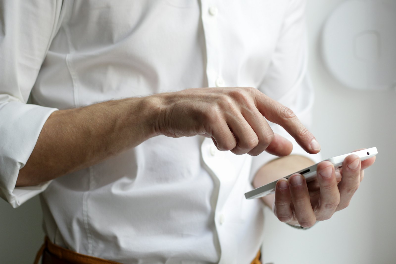 Selbstständiger schreibt eine Nachricht am Smartphone