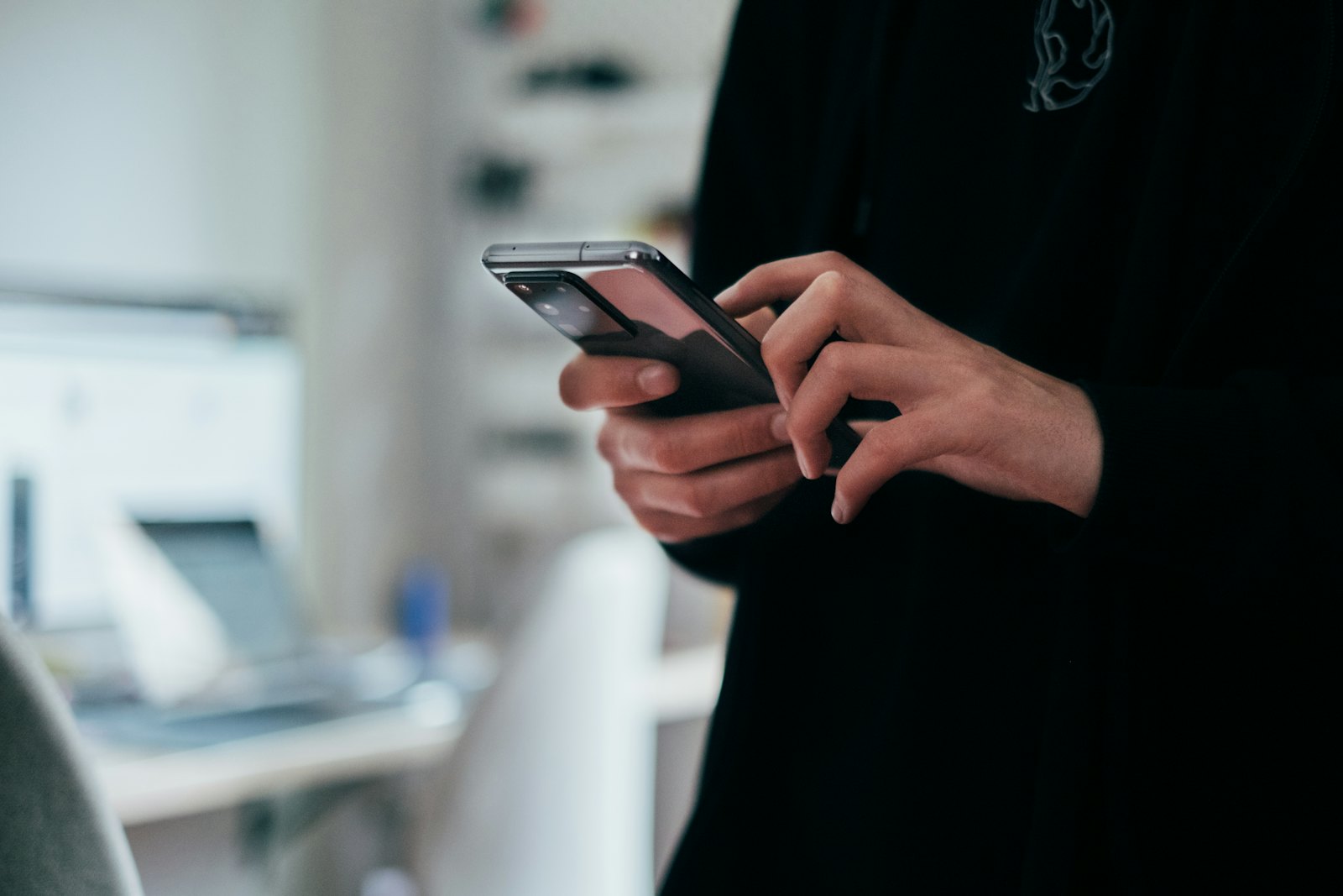 Person tippt eine Bewertung auf dem Smartphone
