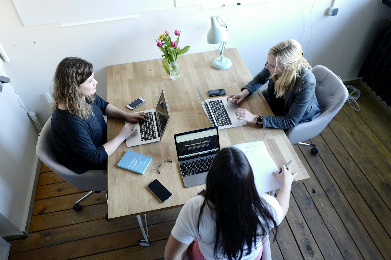 Beratungsgespräch am Tisch mit Laptop