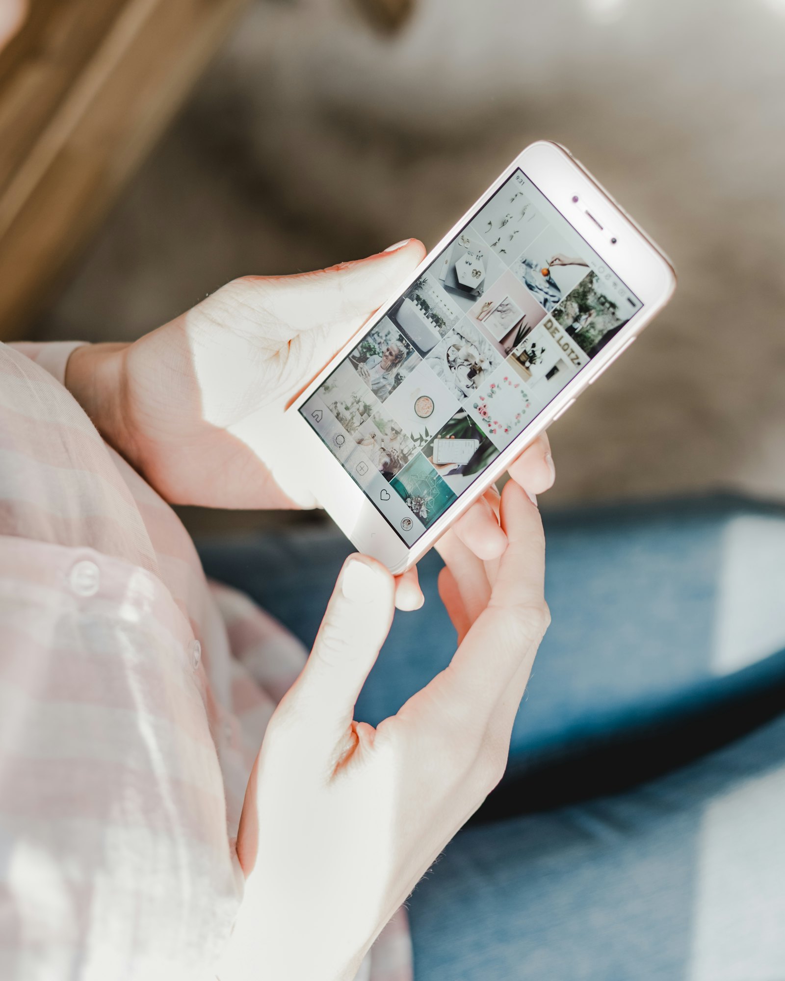 Person nutzt Social Media auf dem Smartphone