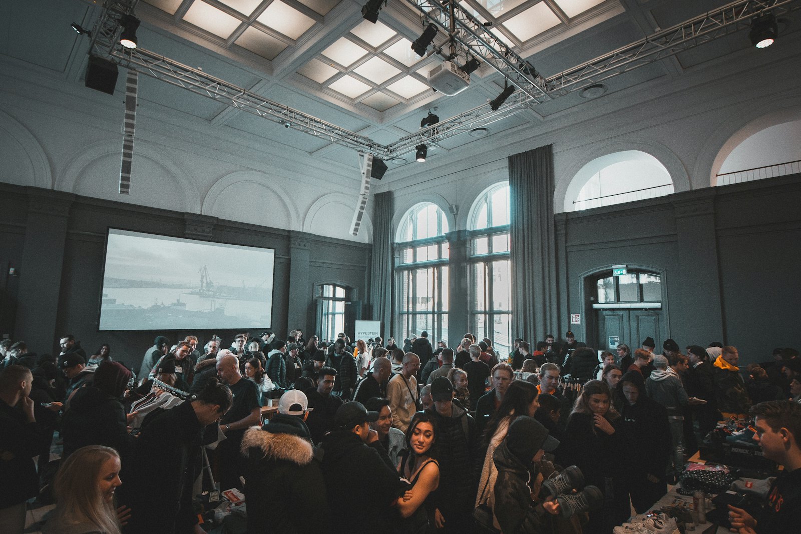 Volles Netzwerk-Event in einem historischen Saal in Berlin